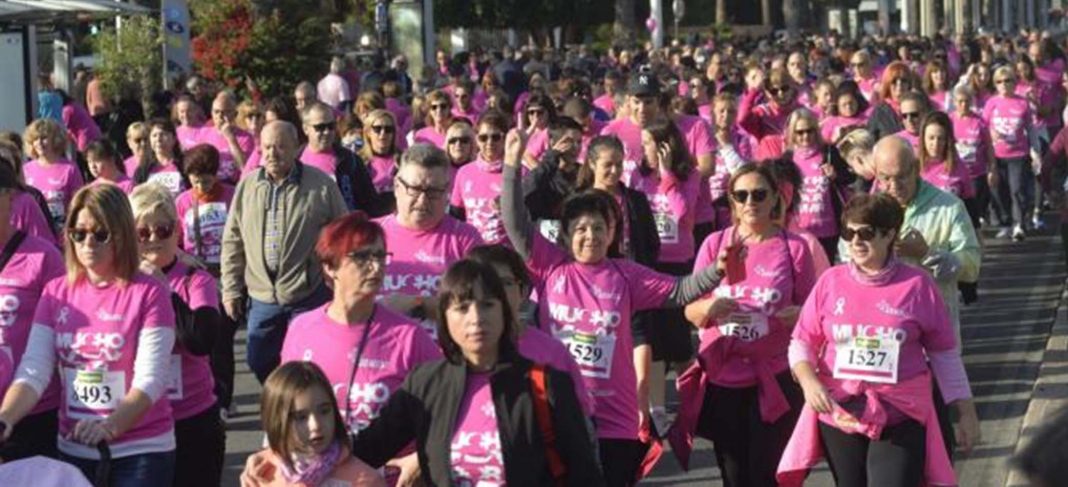 Elche streets flooded by over 10,000 pink shirts