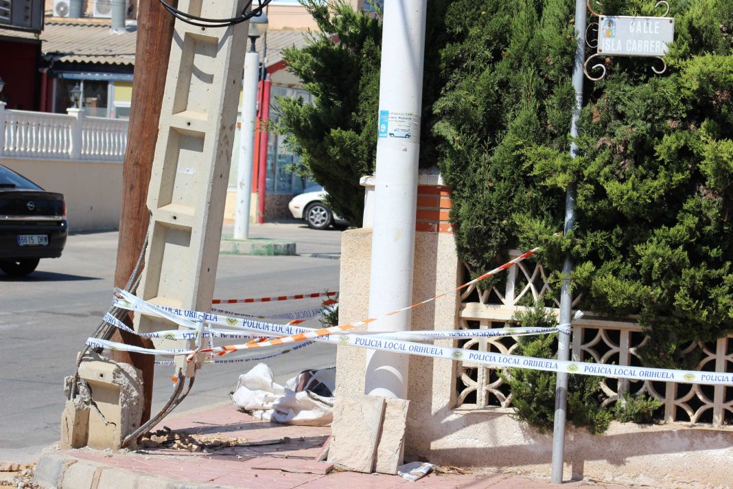 Broken pylon a danger to pedestrians and traffic