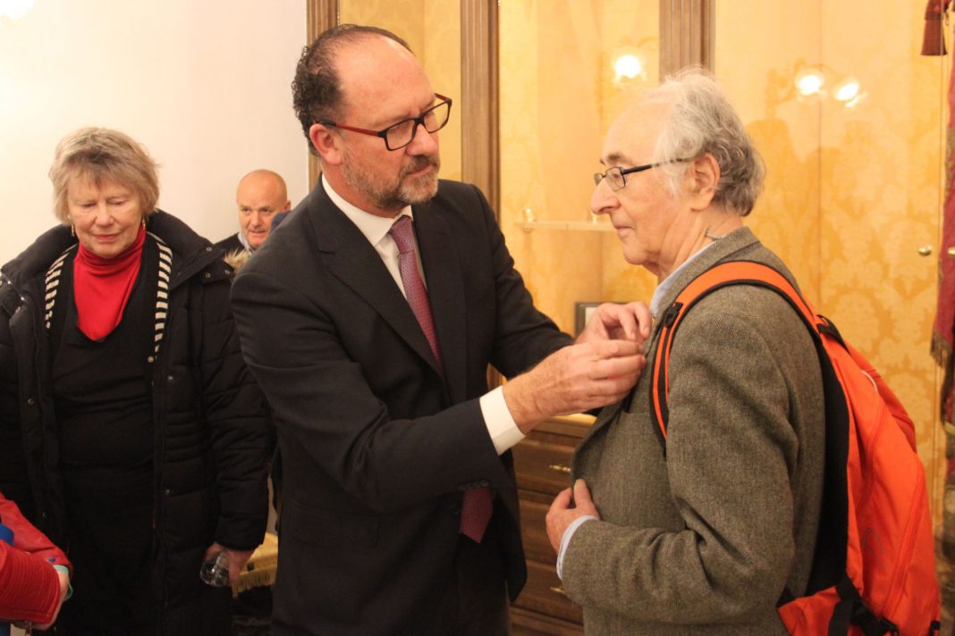 Mayor Bascuñana presented the physicist with a shield of the city
