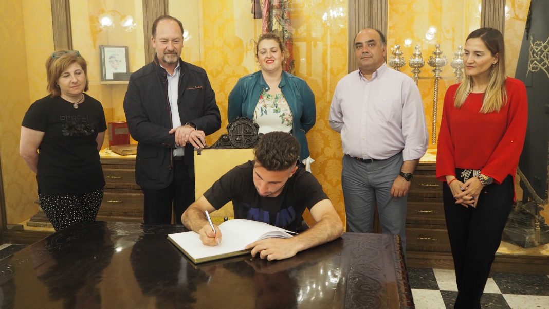 José David signing the book of honour