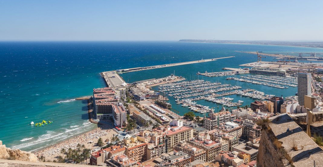 Alicante harbour and marina - By Diego Delso, CC BY-SA 3.0, https://commons.wikimedia.org/w/index.php?curid=33860789