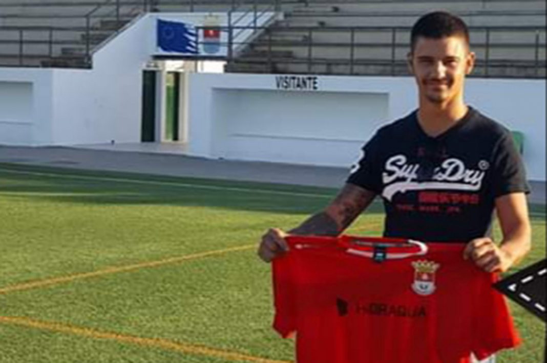 Dani O'Rourke shows off his CF San Fulgencio new club shirt.