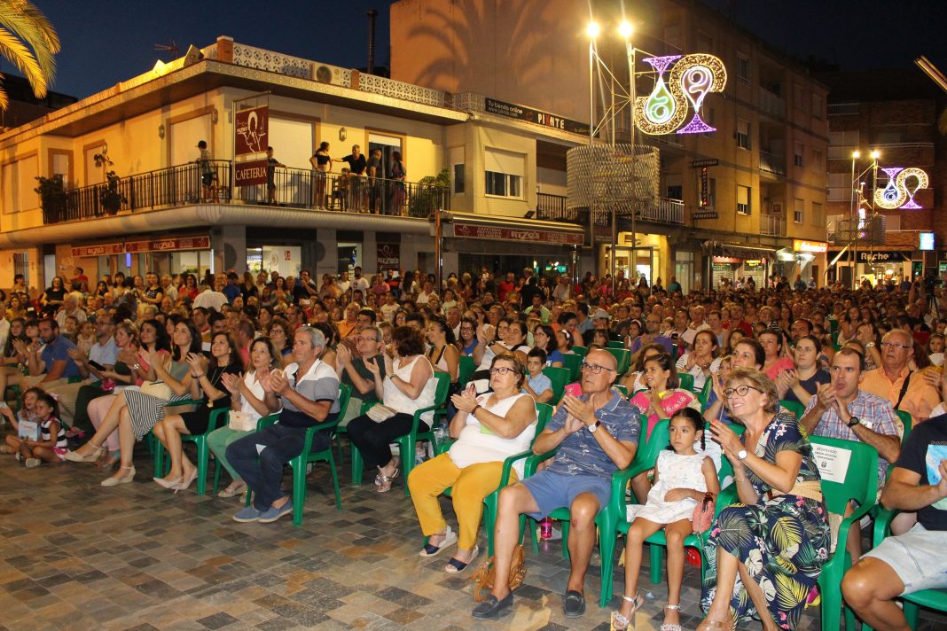 Horadada celebrates independence There was plenty to do for the people of Pilar de la Horadada last weekend as the town celebrated the 33rd anniversary of its segregation from Orihuela with an extensive programme of entertainment and worship. On Saturday evening the main church square hosted the group 'Desflamenkados', while on Sunday there was a coral night with 'The Pilar Choir and the Coral Horadada'. The church square was again the venue on Monday evening, welcoming thousands of people to the excellent ‘Gisela Symphony Concert’ with Union Musical Horadada. There was also an anniversary mass in the Parish Church of Our Lady of Pilar on Tuesday which was attended by the mayor and his councillors. And the activities didn’t only extend to adults as there was also plenty over the entire weekend to occupy the children. In the Rambla, next to the Puente del Beso and CEIP Virgen del Pilar, there was a free Children's Water Park with slides, splash pools and inflatables. As is traditional, an open day was also held on the '30 de Julio at the 'recreational swimming pools, in calle Vicente Blasco Ibañez, in Pilar de la Horadada and Rio Seco' Tejo in Pinar de Campoverde. Also on 30 July, the very day on which independence was first granted, when the messenger was received with news of Pilar’s segregation, rockets were fired into the sky as the church bells rang out in celebration There again followed an act commemorating the Segregation of Pilar de la Horadada in the church square, in which tribute was paid to those who were responsible for it’s separation 33 years ago. This was followed by the final act of the celebration, the performance ‘One Night at the Opera’ with Jesus Hernandez and Amber Kay.
