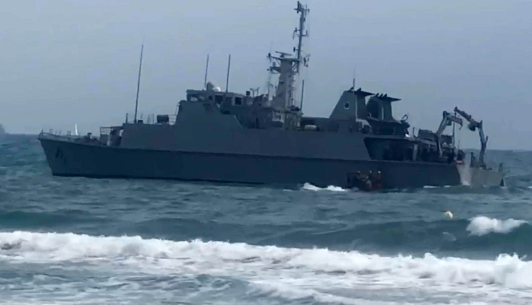 Spanish minesweeper runs aground during crashed jet salvage operation