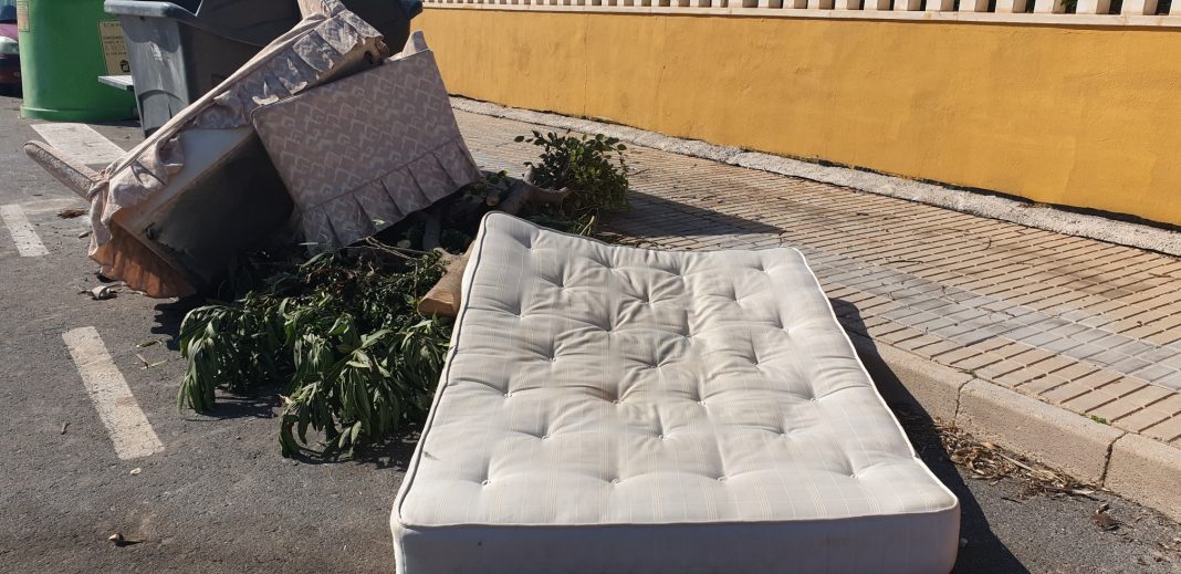 Dumped mattresses cost Torrevieja council 160,000€ to collect
