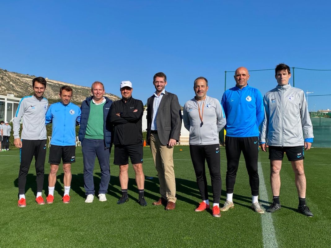 The general director of Pinatar Arena Fran de Paula and Juan Ignacio Broncano de La Finca were invited to join the Dalian coaching staff during their first training session.