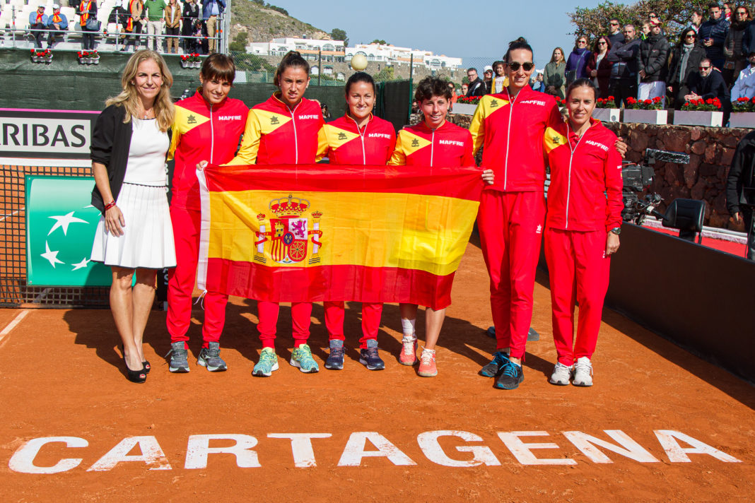 Spain's victorious Fed Cup team with ex world number one Aranxta Sanchez Vicario (left)