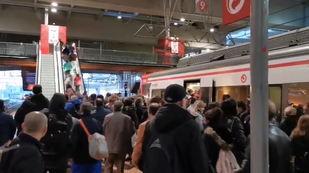 Crowded Commuter trains despite coronavirus lockdown
