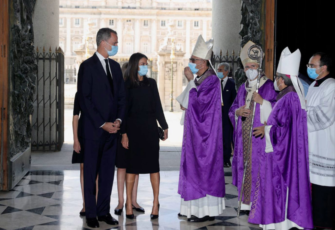 Nearly 400 people, including King Felipe and Queen Letizia and their daughters, attended a service to honour the victims of COVID-19