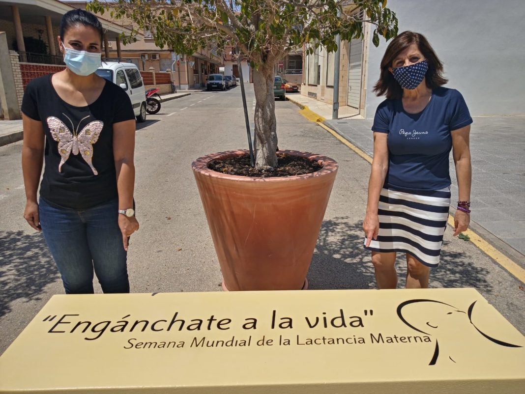 The campaign ended with the painting of two benches at the entrance to the Pilar de la Horadada health centre