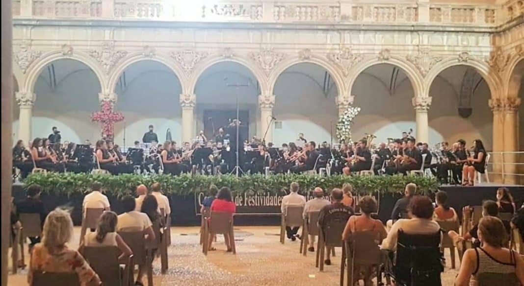 The Montesinos Musical Group performed a concert in the Claustro of the University of the College of Santo Domingo, Orihuela.