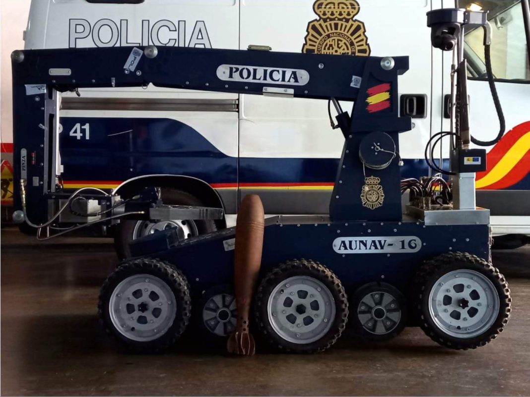 Police requested intervention of TEDAX - Alicante's CBRN and explosives deactivation unit.