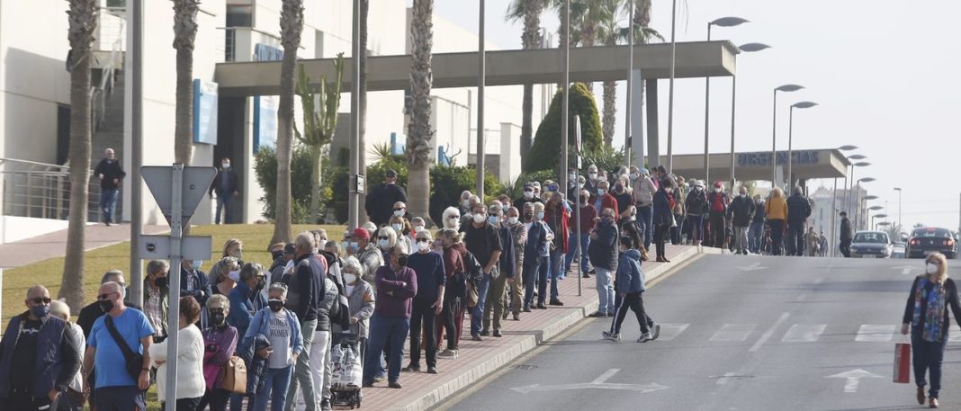 Long queues form at Torrevieja Hospital vaccination point