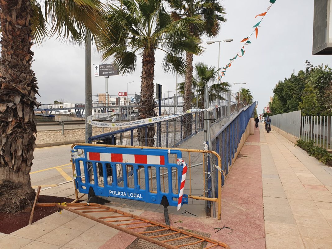 N332 Pedestrian bridge in Cabo Roig still closed