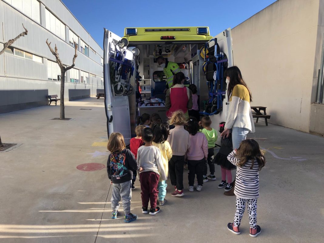 Ambulances in Informative Visits to Pilar de la Horadada Schools