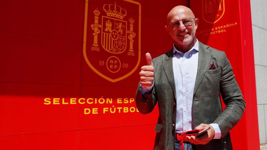 Who did Spain coach De La Fuente play for & which position did he fill?