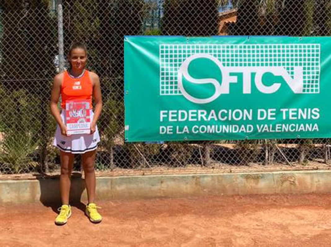 Charo Esquiva Valencian retains her community title