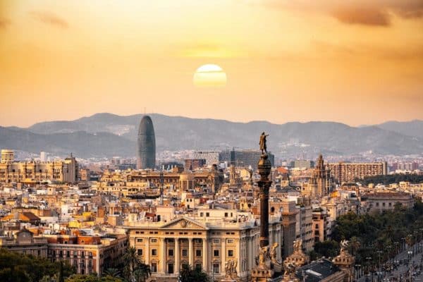 Consideraciones financieras para expatriados británicos que buscan invertir en España