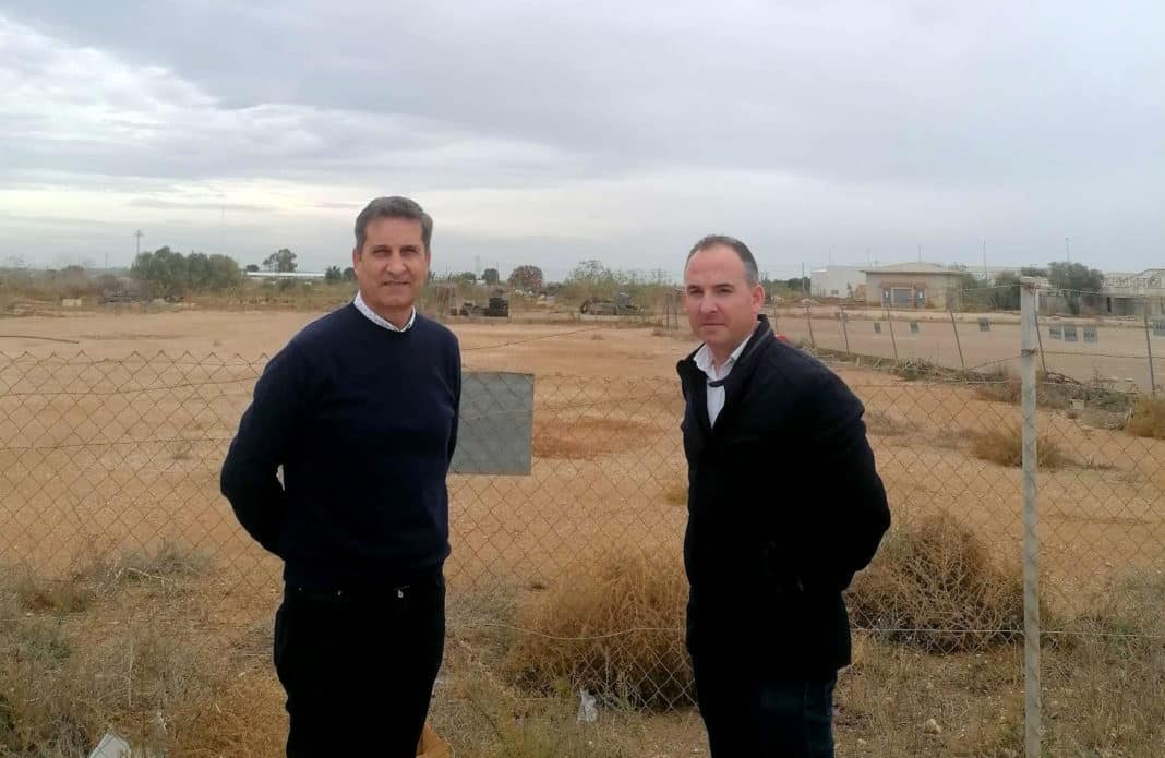 The mayor of Los Montesinos, José Manuel Butrón, and the president of the Vega Baja Sostenible Consortium, Francisco Cano, during the visit to location of the proposed fixed ecopark.