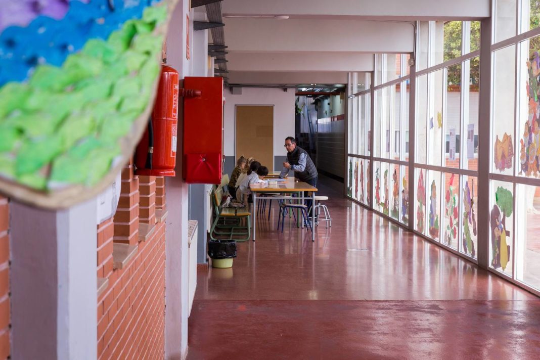 Children are being taught in school corridors on Orihuela Costa