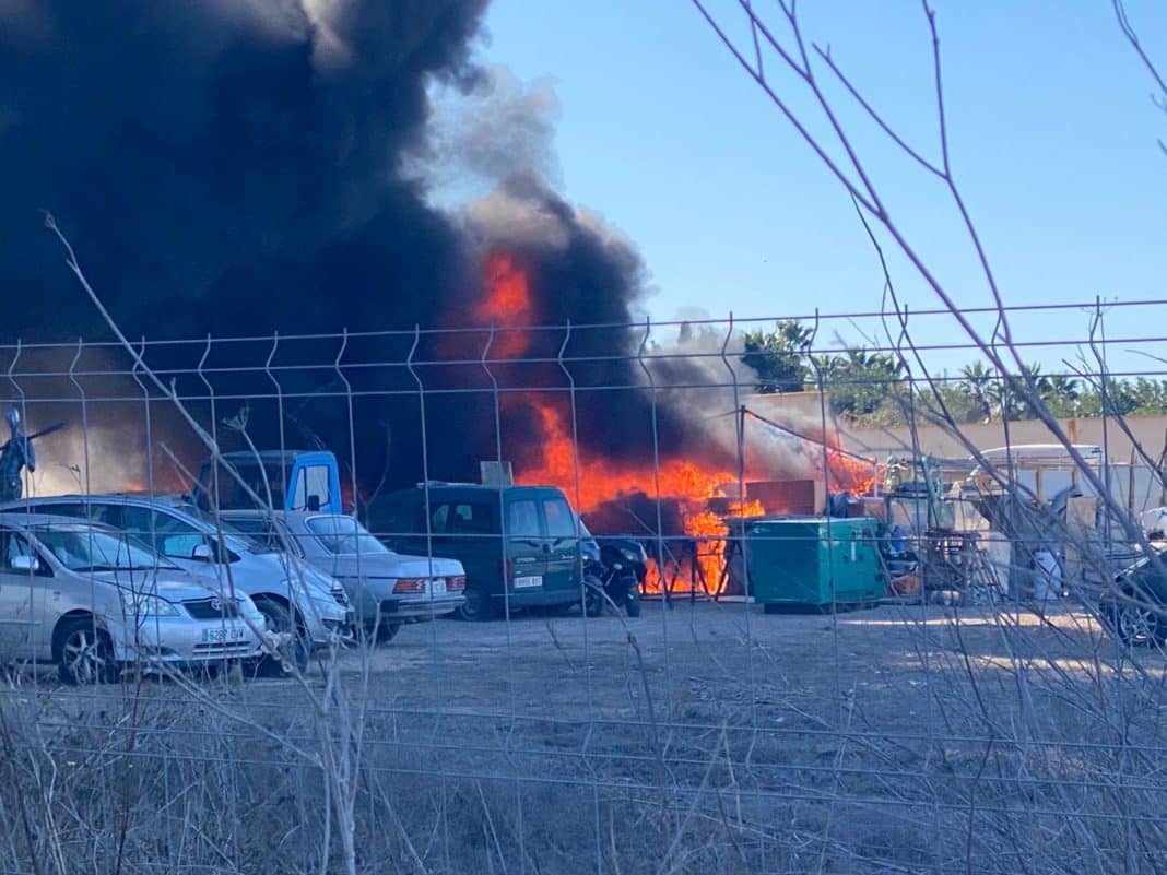 Fire destroys scrap metal yard in Los Balcones
