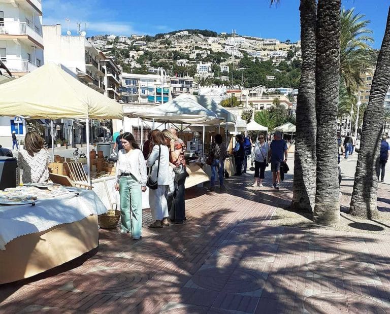 The craft fair in Jávea opens one more day for Mother’s Day