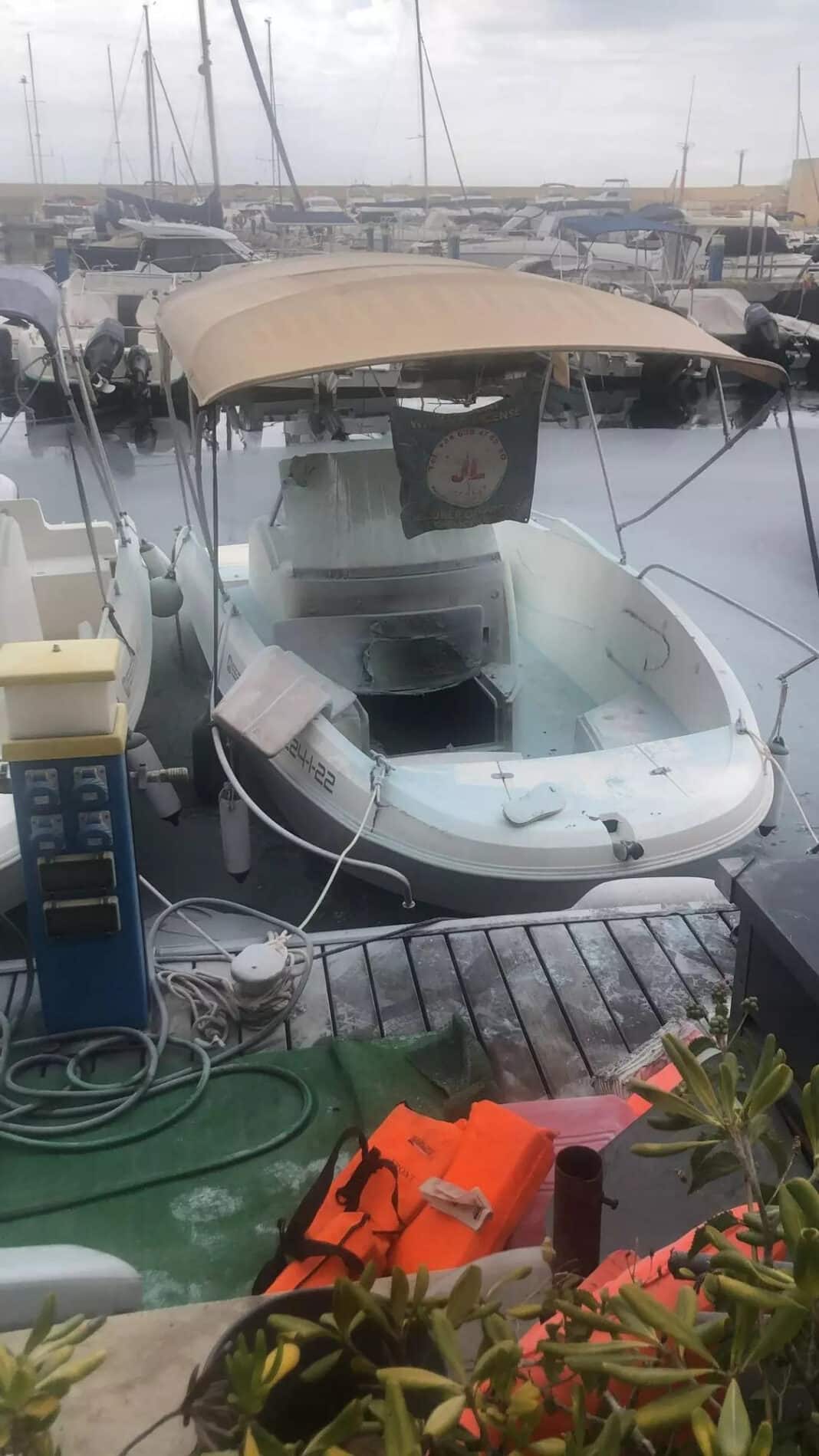 Three injured in boat explosion in Cabo Roig Marina.