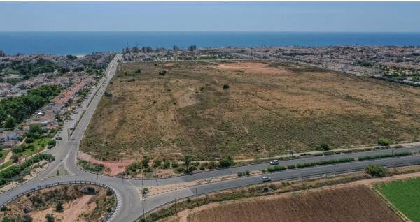 The plots are located between Avenida Federico García Lorca in Mil Palmeras, Camping Lo Monte and Avenida Levante to the south, and the coast.