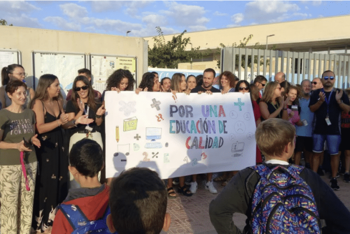 Parents protest at the gates of CEIP Plays de Orihuela