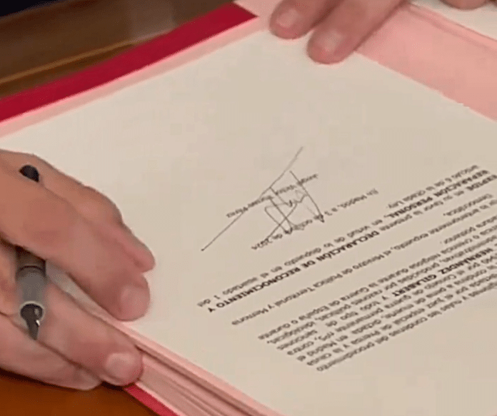 The moment that the document was signed by the Minister for Territorial Policy and Democratic Memory, Ángel Víctor Torres