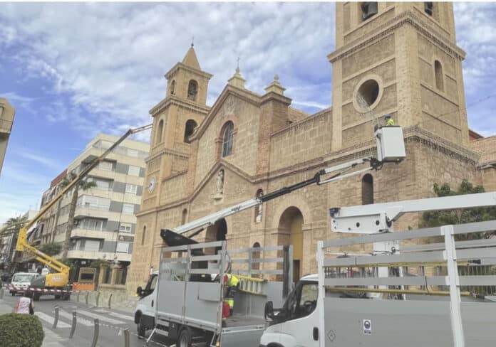 The cranes begin installing the lights in front of the parish church of the Immaculate Conception