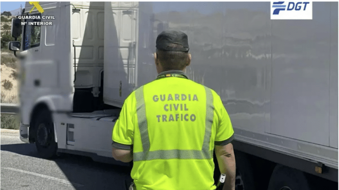 The Civil Guard Traffico has arrested the driver of a truck that was travelling on the A-7 near Crevillente for driving with an alcohol level seven times higher than the maximum permitted