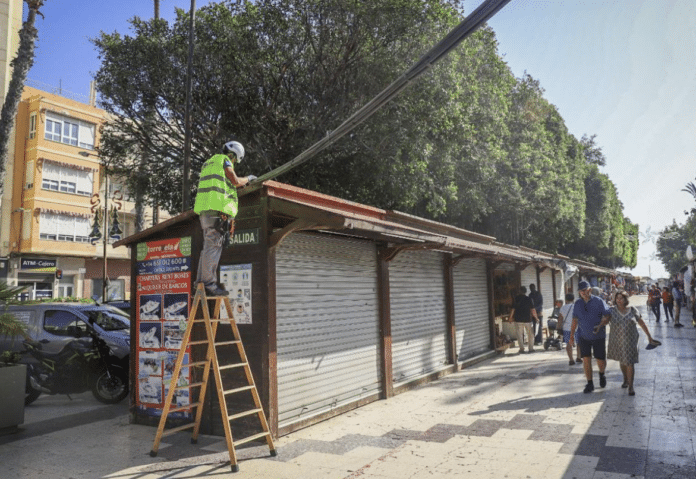 The ongoing stormwater collector project at the port of Torrevieja has necessitated the relocation of another 20 craft stalls, known as 'hippie' huts, this week.