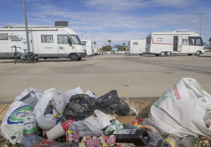 The area is only meant for cars and lacks the necessary services for the thirty or so caravans that gather there during high season.