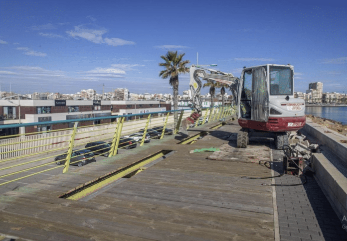 The dismantling of the cantilevered walkway at the Levante dock in Torrevieja is now underway with work expected to continue until July next year, coinciding with the anticipated opening of the new leisure centre at the port.