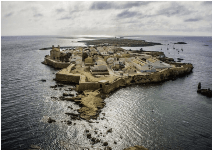 The Alicante City Council, led by the Popular Party (PP), has decided against imposing restrictions on visitor numbers to Tabarca. Instead, they aim to reduce congestion through de Seasonalisation.